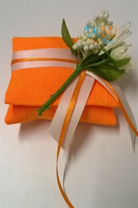 cuscino arancione con fiori